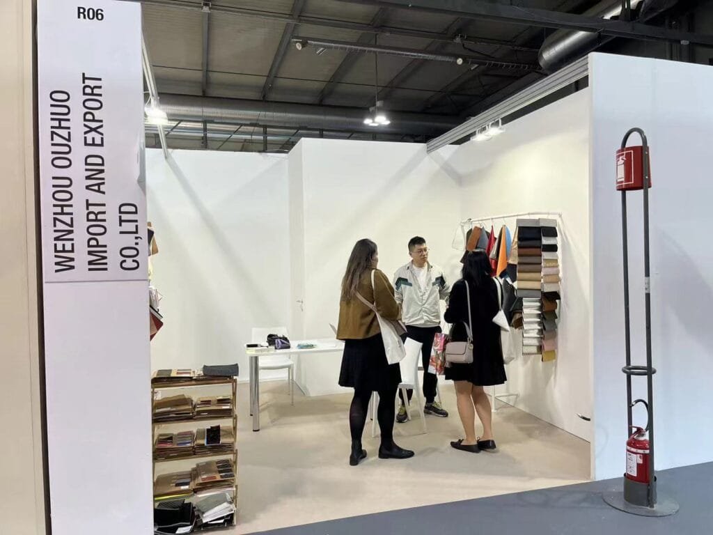 Ouzhuo International - Su proveedor de cuero artificial de confianza en el Salón del Calzado de Italia 2023 1 23年2月 意大利展 LINEAPELLE Ouzhuo International - Su Proveedor de Cuero Artificial de Confianza en la Feria del Calzado de Italia 2023