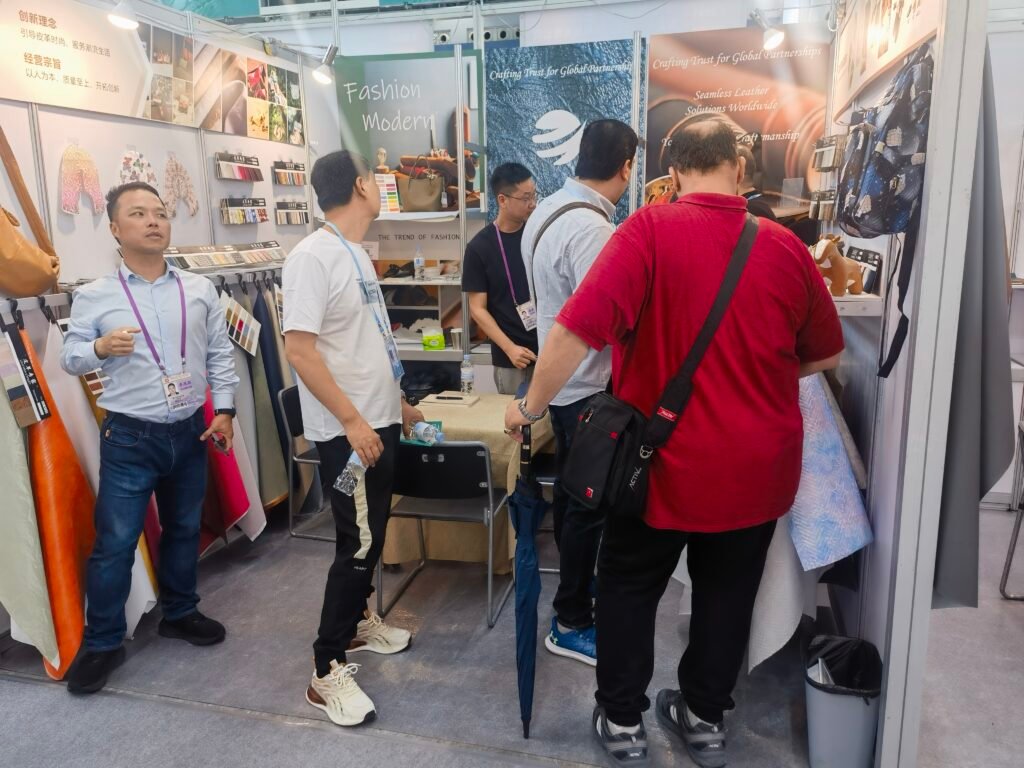 El mejor proveedor de cuero sintético de China | Lo más destacado de la Feria de Cantón 2025 3 Los clientes examinan muestras de productos