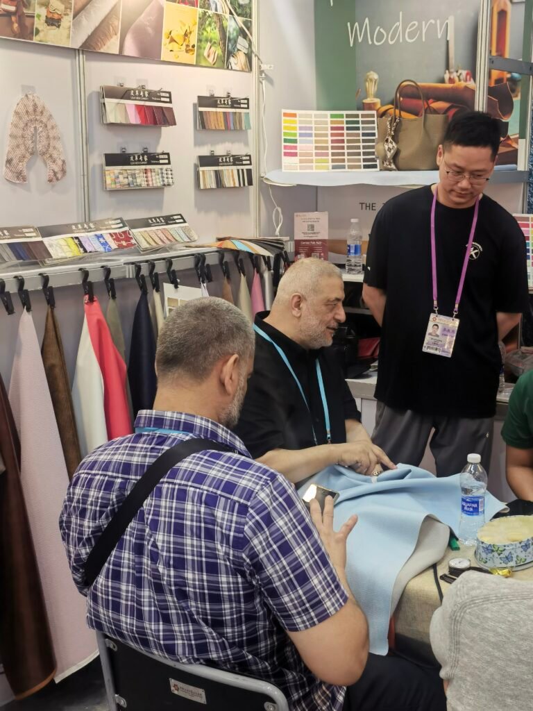El mejor proveedor de cuero sintético de China | Lo más destacado de la Feria de Cantón 2025 2 oz 20250507103437 Principal proveedor de cuero sintético de China | Lo más destacado de la Feria de Cantón 2025