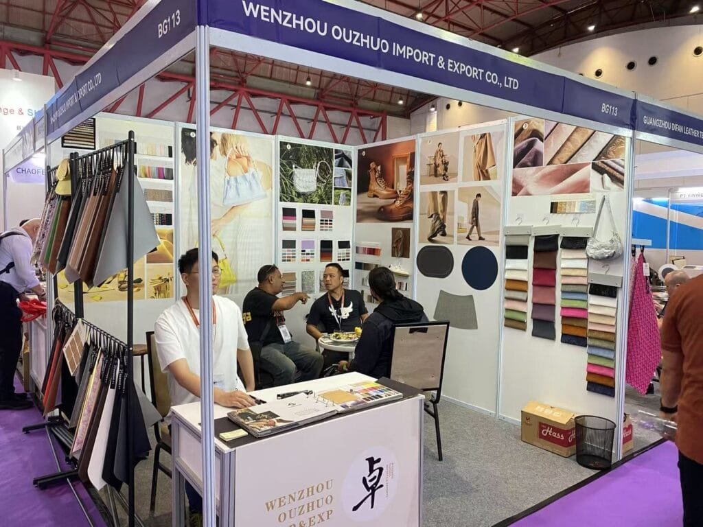 El mejor proveedor de cuero artificial | Ouzhuo en la Feria del Cuero de Indonesia 2024 1 El equipo de ventas de Ouzhuo asesora sobre materiales de cuero personalizados