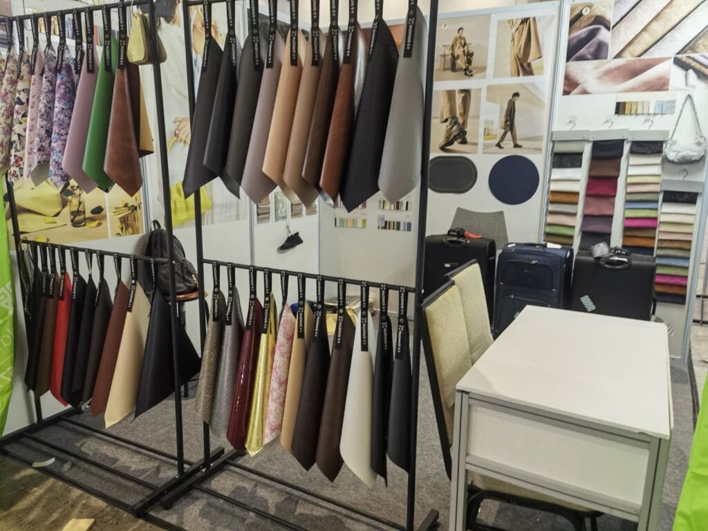 El mejor proveedor de cuero artificial | Ouzhuo en la feria del cuero Indonesia 2024 4 Exposición de productos de piel sintética, tejidos de malla y accesorios para calzado
