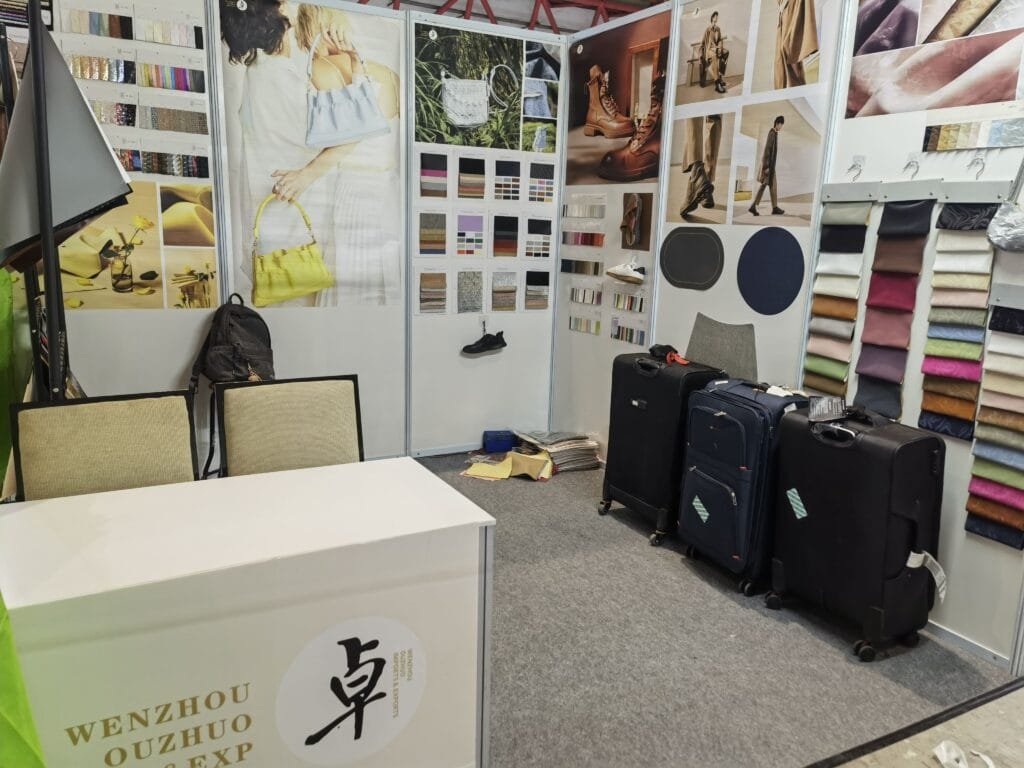 El mejor proveedor de cuero artificial | Ouzhuo en la feria del cuero Indonesia 2024 2 Exposición de productos de piel sintética, tejidos de malla y accesorios para calzado